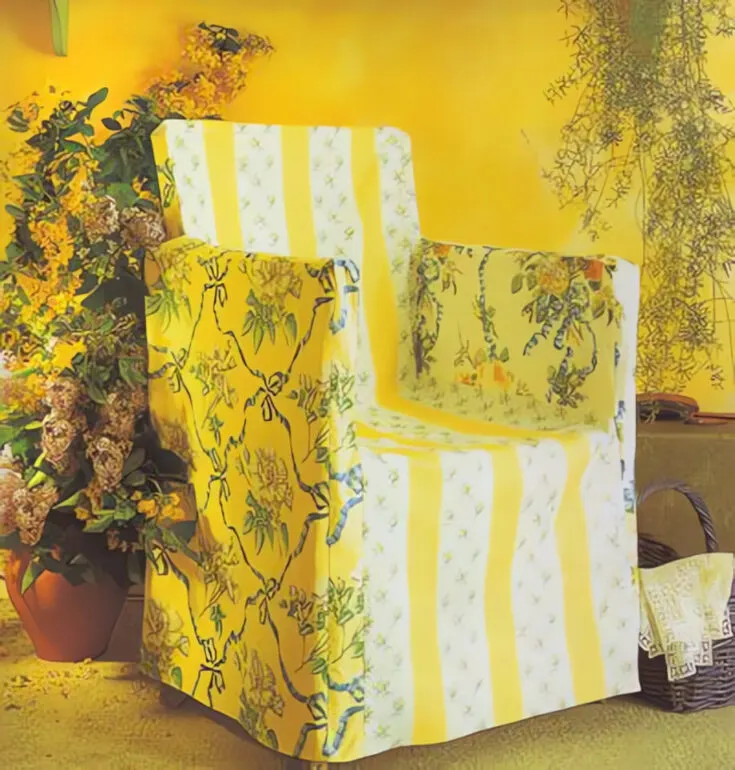 Хороший способ скрыть старое парусиновое кресло: набивная ткань с флористическим рисунком