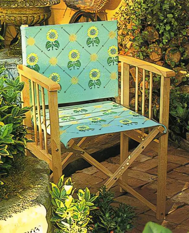 Бирюзовая парусина с набивным симметричным рисунком подсолнухов и солнечных лучей -яркий наряд для кресла в зимнем саду