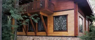 Что более всего привлекает в деревянных домах - теплые поверхности дышащих стен, яркий золотисто-янтарный оттенок или же тонкий аромат, идущий от древесины